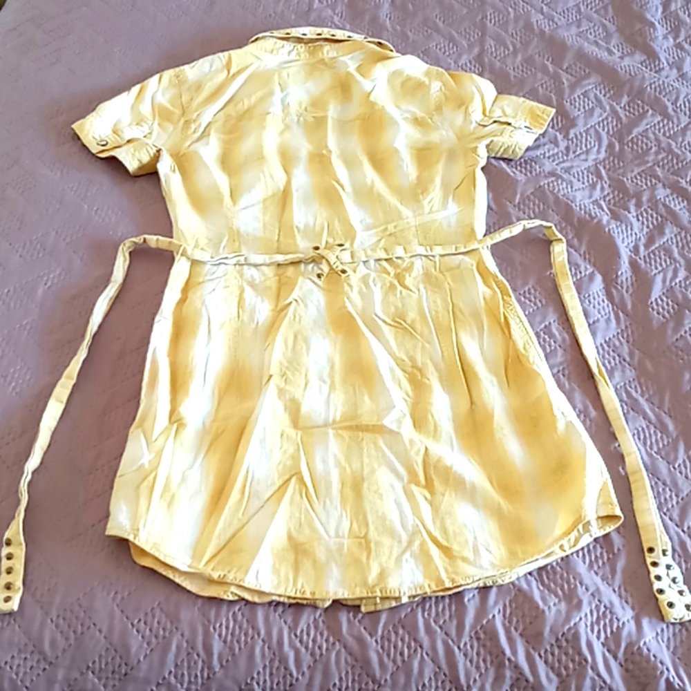 Elongated Yellow & White Top